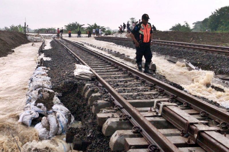 Banjir di Grobogan ganggu perjalanan KA Semarang-Surabaya Banjir di Grobogan ganggu perjalanan KA Semarang-Surabaya