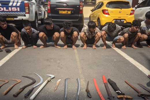 Polisi tangkap tiga remaja yang simpan senjata tajam untuk tawuran Polisi tangkap tiga remaja yang simpan senjata tajam untuk tawuran
