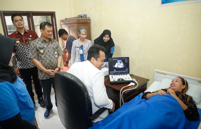 Dengan speling Jateng, kini periksa kesehatan gratis di balai desa Dengan speling Jateng, kini periksa kesehatan gratis di balai desa