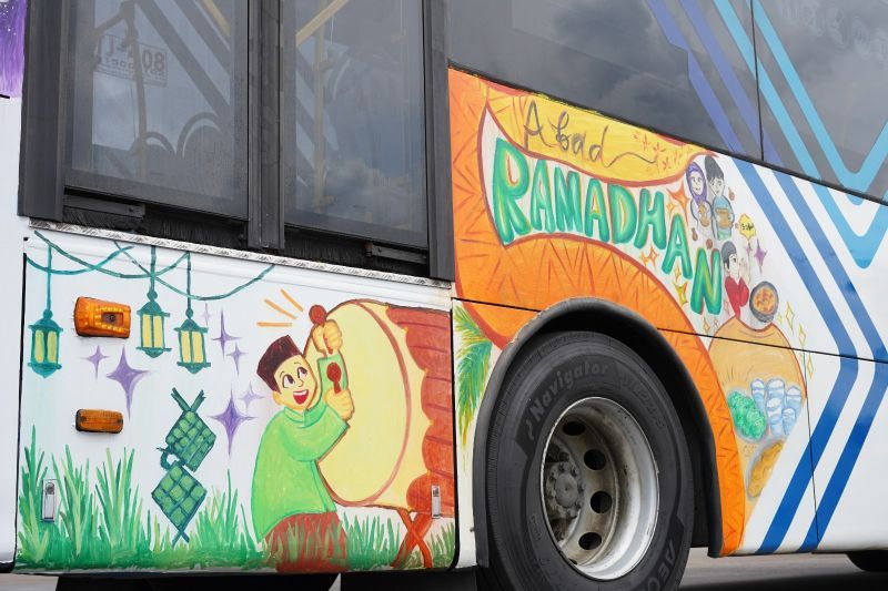 Transjakarta ajak seniman muda disabilitas melukis di badan bus Transjakarta ajak seniman muda disabilitas melukis di badan bus