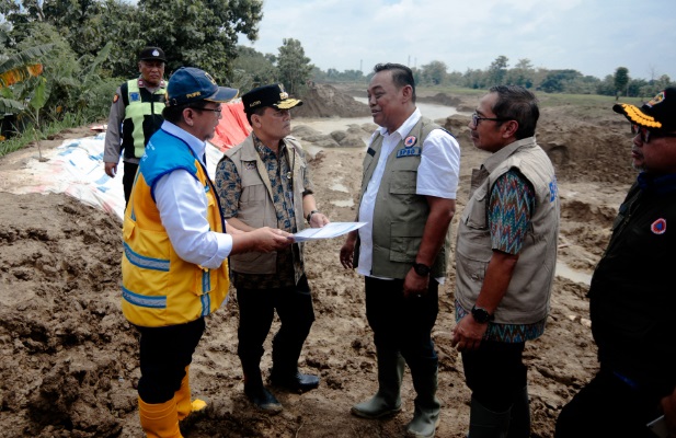 Gubernur Jateng instruksikan tutup tiga tanggul jebol di Grobogan maksimal dua hari Gubernur Jateng instruksikan tutup tiga tanggul jebol di Grobogan maksimal dua hariÂ