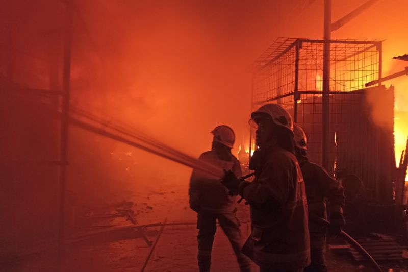 Gulkarmat Jakpus: 35 kios di Pasar Poncol hangus terbakar Gulkarmat Jakpus: 35 kios di Pasar Poncol hangus terbakar
