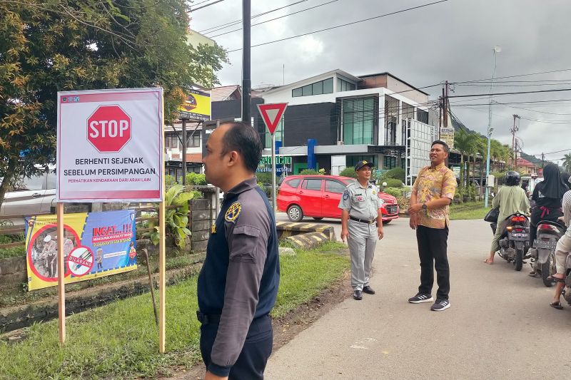 Pemkab Singkawang pasang pita kejut minimalisir kecelakaan perempatan