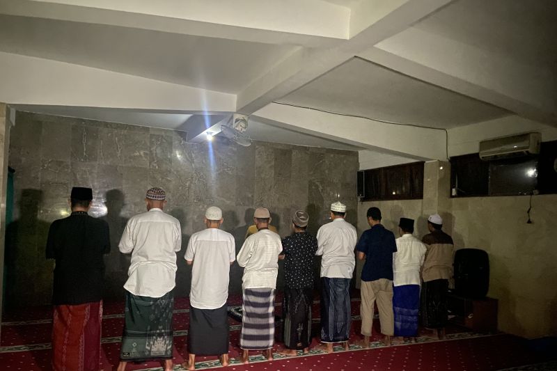 Sejumlah umat Muslim di Bali tarawih terakhir di tengah Nyepi