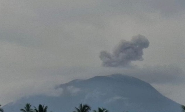 Gunung Ibu semburkan abu vulkanik setinggi 500 meter Gunung Ibu semburkan abu vulkanik setinggi 500 meter