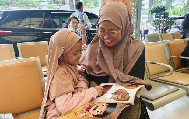 Pemudik di Stasiun Senen senang dapat buku gratis dari Mendikdasmen Pemudik di Stasiun Senen senang dapat buku gratis dari Mendikdasmen