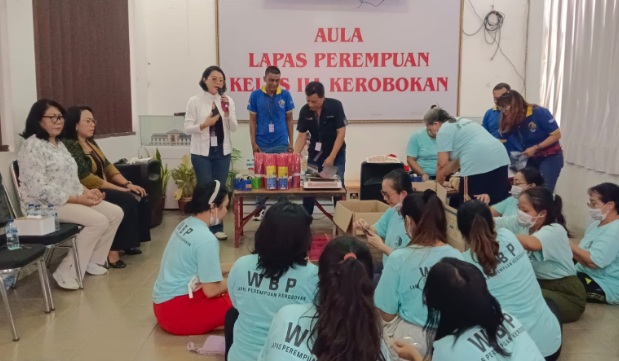 Warga binaan lapas perempuan Kerobokan Bali diberikan pelatihan membuat dupa Warga binaan lapas perempuan Kerobokan Bali diberikan pelatihan membuat dupa