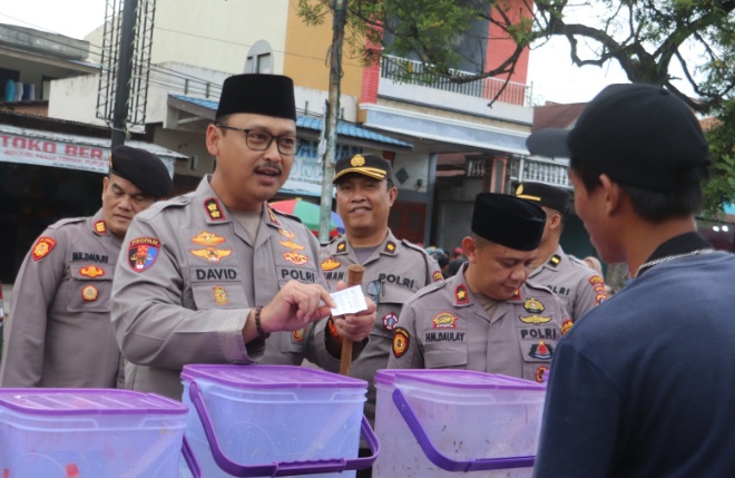 Kapolres Langkat jalan kaki pastikan pedagang takjil bebas dari pungli Kapolres Langkat jalan kaki pastikan pedagang takjil bebas dari pungli