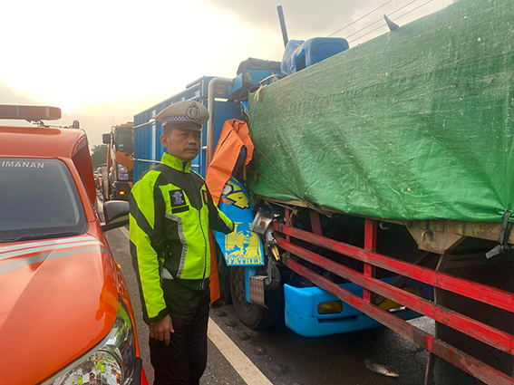 Truk pengangkut ikan tabrak truk pasir di Tol Cipali, dua tewas di tempat Truk pengangkut ikan tabrak truk pasir di Tol Cipali, dua tewas di tempat