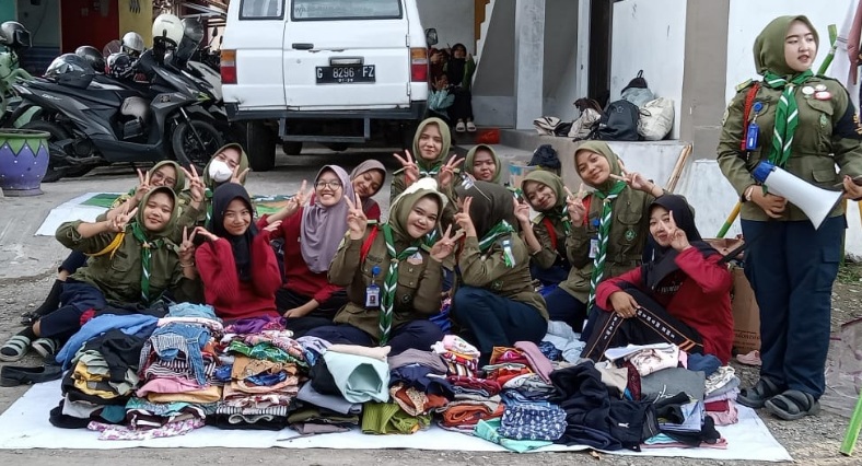 Pelajar SMK Pariwisata Muhammadiyah Slawi jual baju bayar seikhlasnya Pelajar SMK Pariwisata Muhammadiyah Slawi jual baju bayar seikhlasnya
