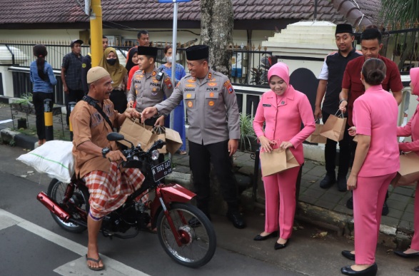 Gandeng media, Polres Malang bagikan takjil di depan Mapolres Malang Gandeng media, Polres Malang bagikan takjil di depan Mapolres Malang