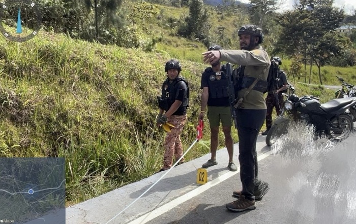 Satgas Damai Cartenz evakuasi pegawai honorer korban penembakan OTK  Satgas Damai Cartenz evakuasi pegawai honorer korban penembakan OTK Â