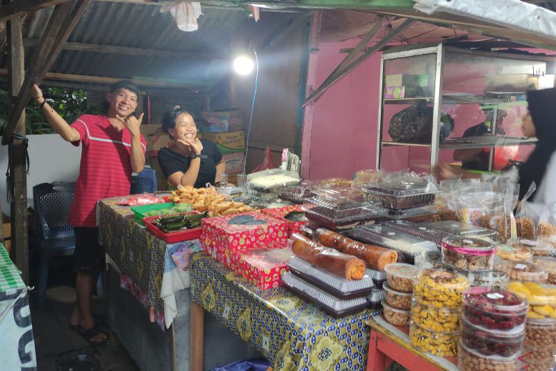 Pedagang kue kering di Ambon raup untung berlipat jelang Idulfitri