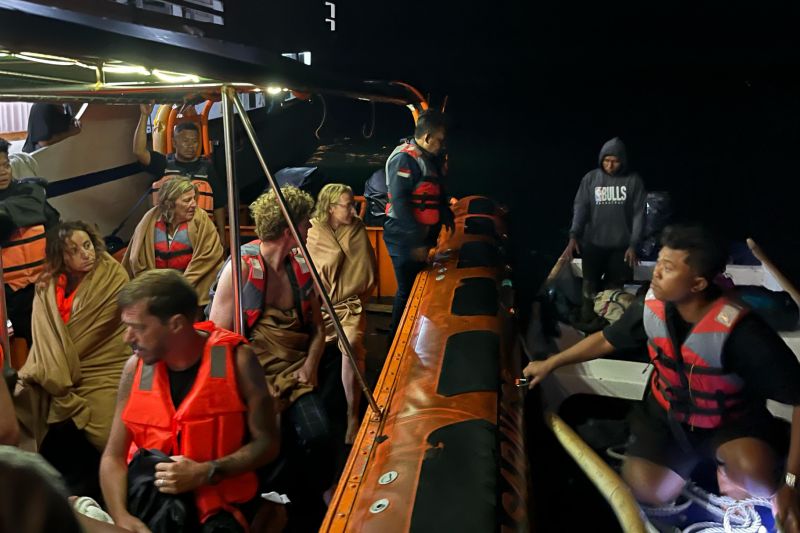 Tim SAR evakuasi 10 penumpang kapal wisata tenggelam di Labuan Bajo