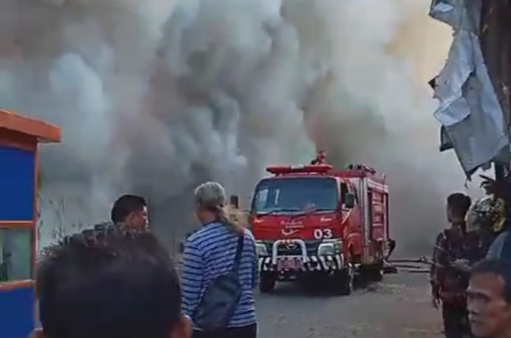 Api lalap Pasar GS Jumaah Purwakarta, 14 mobil pemadam dikerahkan Api lalap Pasar GS Jumaah Purwakarta, 14 mobil pemadam dikerahkan