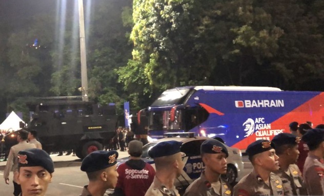 Kedatangan timnas Bahrain di GBK dikawal rantis dan mobil polisi Kedatangan timnas Bahrain di GBK dikawal rantis dan mobil polisi
