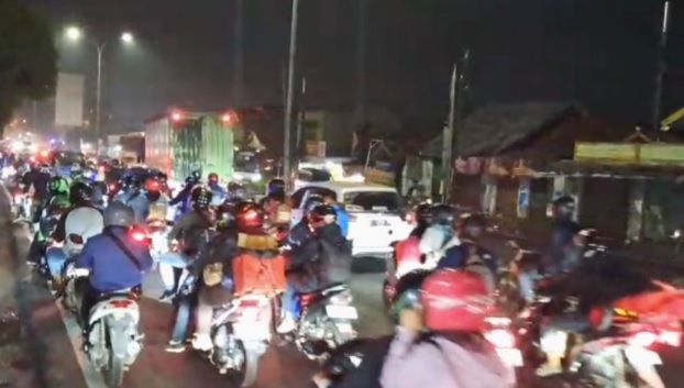 Pemudik bermotor keluhkan kondisi jalur mudik Karawang yang berlubang Pemudik bermotor keluhkan kondisi jalur mudik Karawang yang berlubang