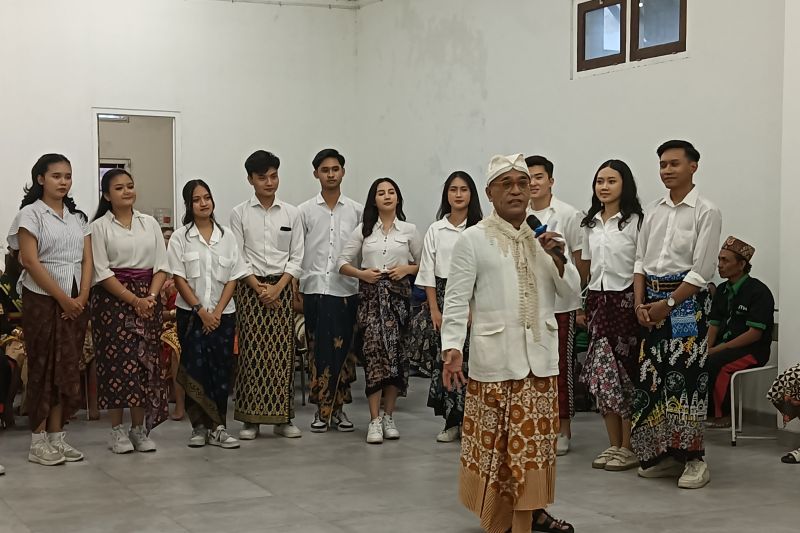 Samuel Wattimena angkat sarung jadi ikon fesyen nasional