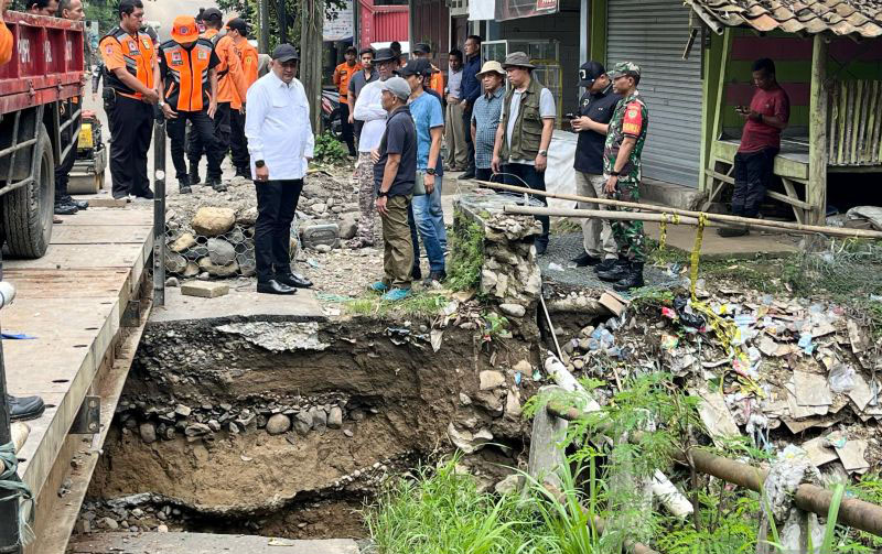 Bupati Rudy Susmanto pakai dana pribadi atasi akses terputus di Bogor