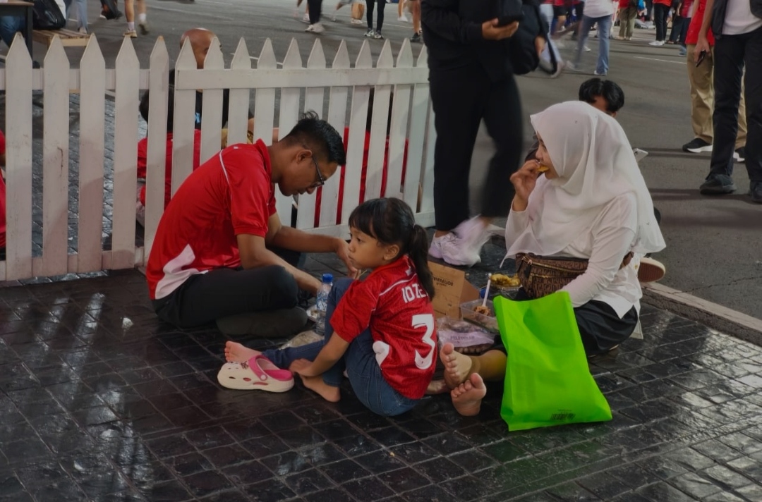 Ratih dari Lampung berbuka puasa di GBK bersama keluarga jelang laga Timnas Ratih dari Lampung berbuka puasa di GBK bersama keluarga jelang laga Timnas