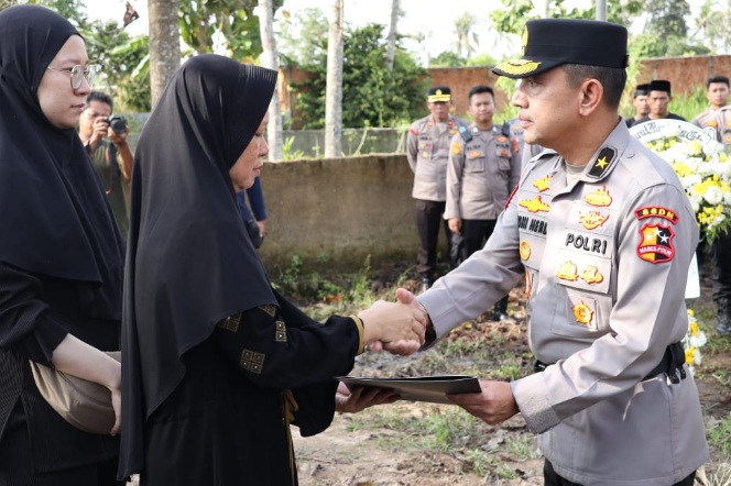 Surat KPLB 3 polisi gugur saat bubarkan sabung ayam di Lampung diantar jenderal Surat KPLB 3 polisi gugur saat bubarkan sabung ayam di Lampung diantar jenderal