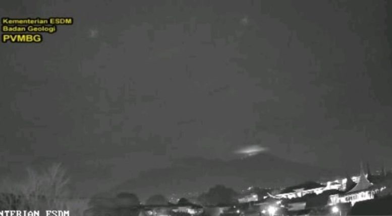 Gunung Marapi kembali erupsi lontarkan abu vulkanik 1 kilometer Gunung Marapi kembali erupsi lontarkan abu vulkanik 1 kilometer