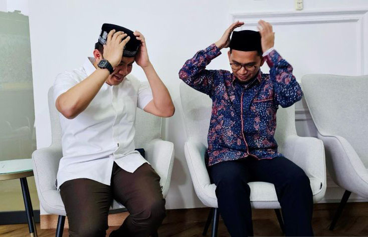 Seskab Teddy terima hadiah peci kesayangan dari Ustadz Adi Hidayat