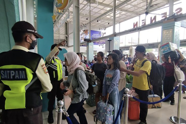 Pemudik mulai padati Stasiun Senen H-7 manfaatkan libur lebih awal Pemudik mulai padati Stasiun Senen H-7 manfaatkan libur lebih awal