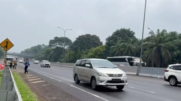 Petugas terapkan one way karena tingginya volume lalu lintas Petugas terapkan one way karena tingginya volume lalu lintas