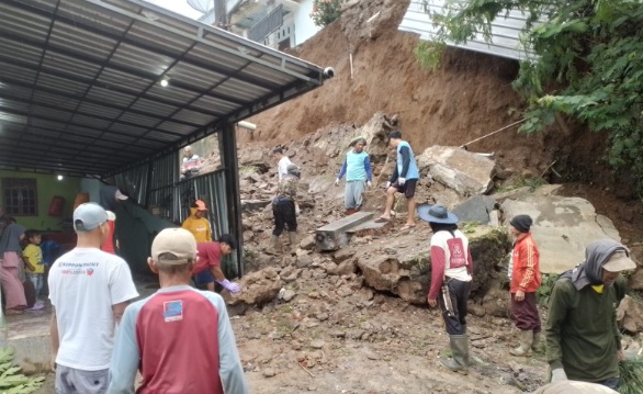 Longsor akibat curah hujan tinggi tutup jalan desa di Bojong, Tegal Longsor akibat curah hujan tinggi tutup jalan desa di Bojong, Tegal