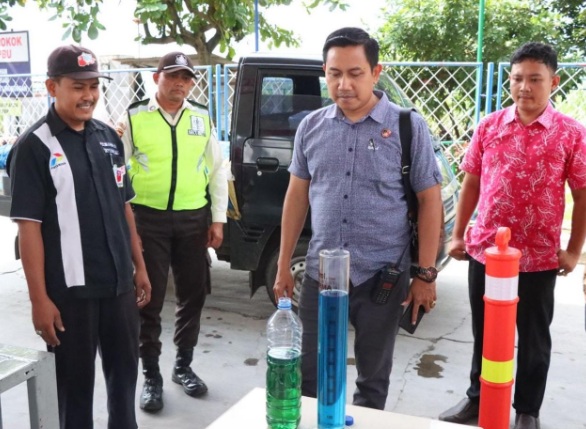 Polres dan Dinas Perdagangan Kudus cek kualitas BBM di SPBU Klaling Polres dan Dinas Perdagangan Kudus cek kualitas BBM di SPBU Klaling