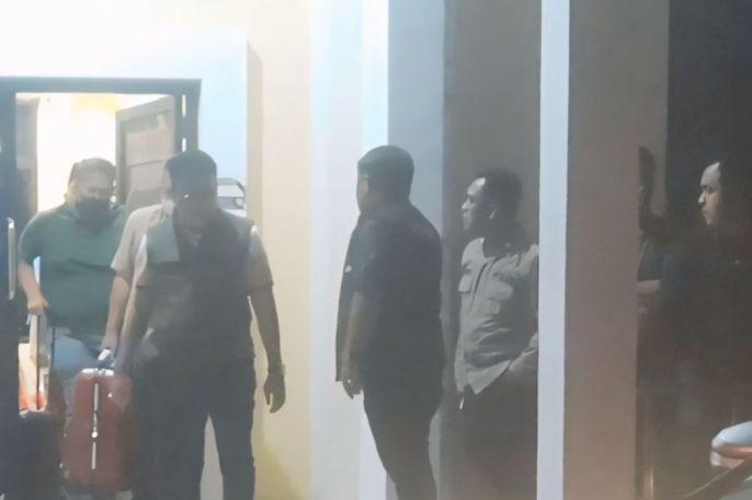 Delapan pejabat di OKU terjaring OTT KPK dibawa ke Palembang Delapan pejabat di OKU terjaring OTT KPK dibawa ke Palembang