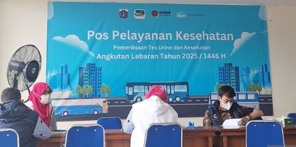 Ratusan sopir tes urine di Terminal Pulo Gebang Ratusan sopir tes urine di Terminal Pulo Gebang