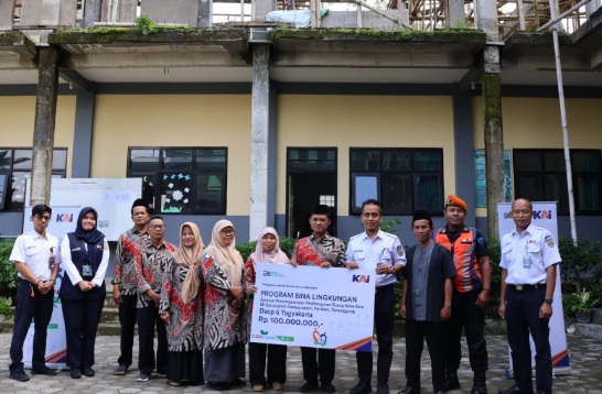 Peduli pendidikan daerah Temanggung, KAI Daop 6 Yogyakarta bagikan bantuan TJSL Peduli pendidikan daerah Temanggung, KAI Daop 6 Yogyakarta bagikan bantuan TJSL
