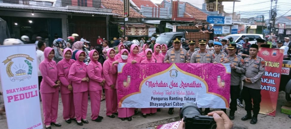 Polsek Talang bagikan takjil gratis kepada warga Tegal di Pasar Pesayangan Polsek Talang bagikan takjil gratis kepada warga Tegal di Pasar Pesayangan