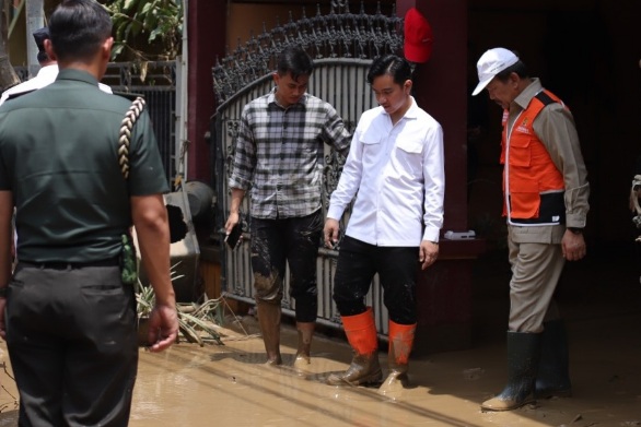 Dampingi Wapres Gibran, Ketua BAZNAS RI tinjau dan bantu korban banjir Dampingi Wapres Gibran, Ketua BAZNAS RI tinjau dan bantu korban banjir