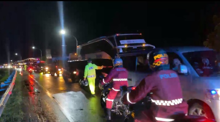 Waka Polres Brebes pimpin penguraian kepadatan di jalur tengah Brebes Waka Polres Brebes pimpin penguraian kepadatan di jalur tengah Brebes