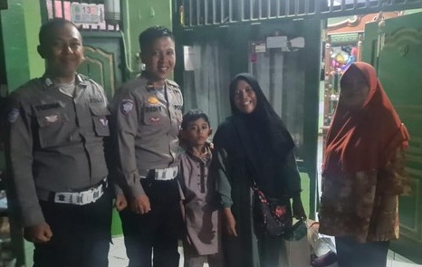 Polisi bantu ibu dan anak yang kehabisan tiket bus mudik Polisi bantu ibu dan anak yang kehabisan tiket bus mudik