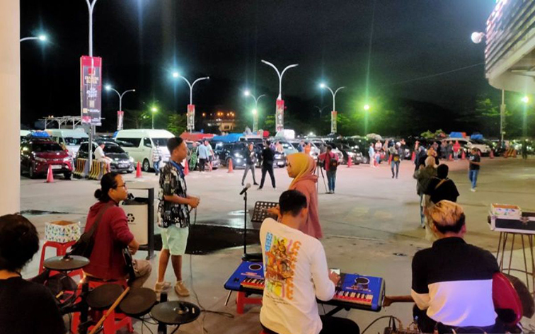 Live musik hibur pemudik di Dermaga 6 Pelabuhan Merak Live musik hibur pemudik di Dermaga 6 Pelabuhan Merak