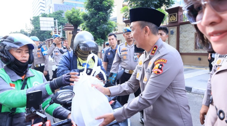 Polri dan media sinergi berbagi takjil serentak di seluruh Indonesia Polri dan media sinergi berbagi takjil serentak di seluruh Indonesia