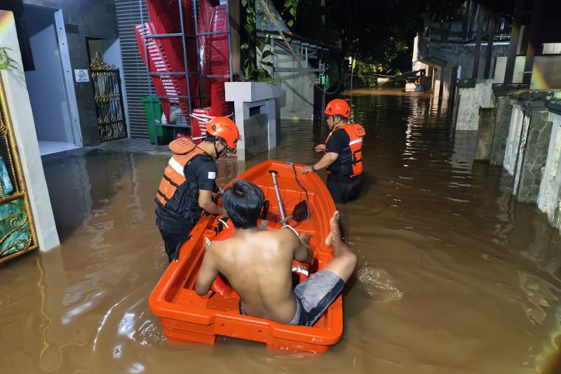 Ketinggian banjir Jakarta Selatan di 4 kelurahan capai 230 sentimeter Ketinggian banjir Jakarta Selatan di 4 kelurahan capai 230 sentimeter