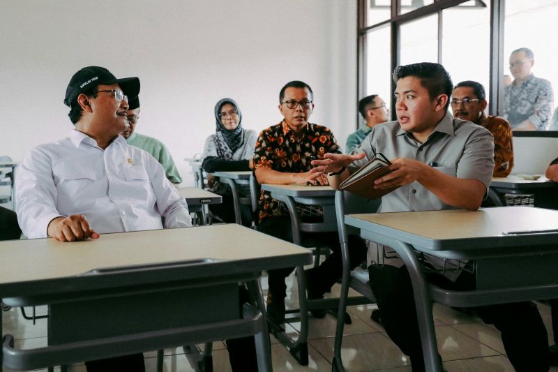 Seskab Teddy dan Mensos Saifullah tinjau Sekolah Rakyat di Bekasi