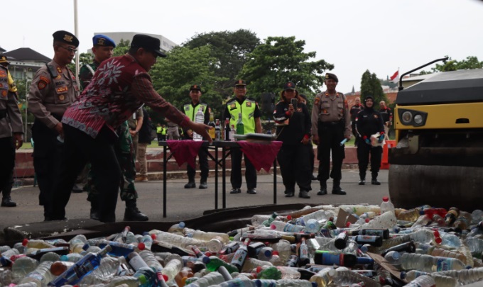 Polrestabes Semarang hancurkan 3.500 botol minuman keras Polrestabes Semarang hancurkan 3.500 botol minuman keras