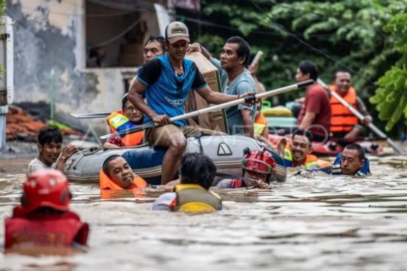 Warga temukan anak yang terseret arus Kali Ciliwung di dekat rumahnya Warga temukan anak yang terseret arus Kali Ciliwung di dekat rumahnya