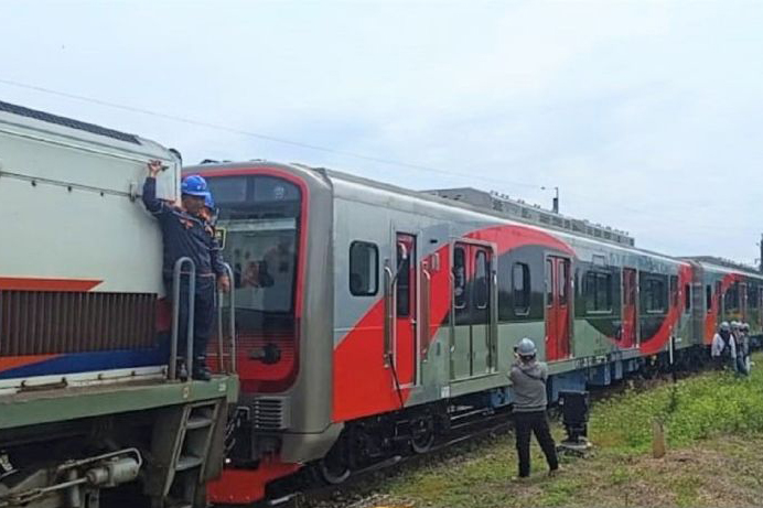 PT INKA uji coba KRL Jabodetabek di perlintasan Solo Jateng PT INKA uji coba KRL Jabodetabek di perlintasan Solo Jateng
