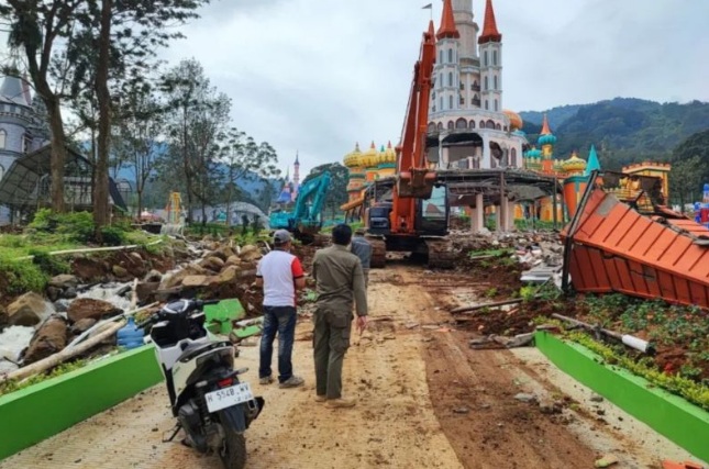 Sebanyak 49 wahana Hybisc Fantasy Puncak dalam proses pembongkaran Sebanyak 49 wahana Hybisc Fantasy Puncak dalam proses pembongkaran