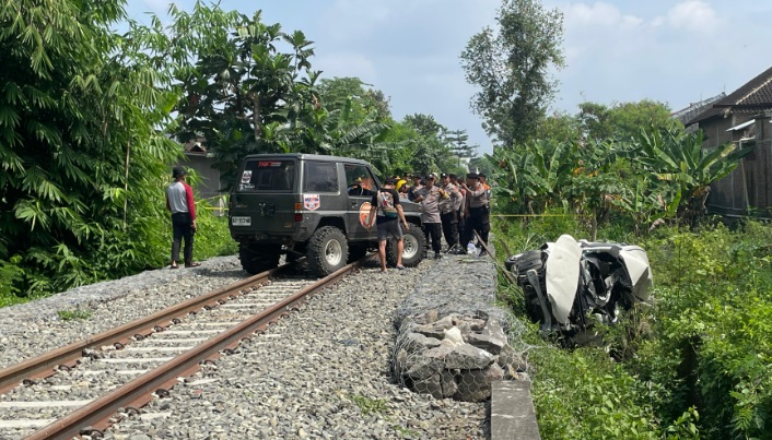 Mobil minibus pengangkut pemudik ringsek ditabrak KA Batara Krisna di Sukoharjo Mobil minibus pengangkut pemudik ringsek ditabrak KA Batara Krisna di Sukoharjo