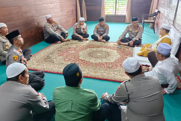 Kapolres Langkat ke Tuan Guru Besilam pererat hubungan dan jaga kamtibmas Kapolres Langkat ke Tuan Guru Besilam pererat hubungan dan jaga kamtibmas