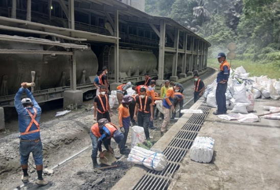 KAI Divre II Sumbar bersihkan jalur bongkar klinker di Teluk Bayur KAI Divre II Sumbar bersihkan jalur bongkar klinker di Teluk Bayur