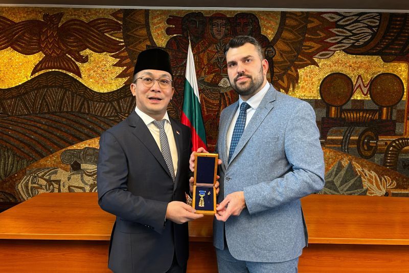 Iwan jadi dubes RI pertama di Bulgaria penerima Golden Laurel Branch